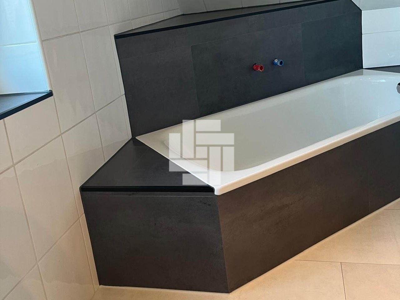 Renoviertes Badezimmer mit Wandverkleidung aus mineralischem Ceramin®, direkt über alte Fliesen verlegt