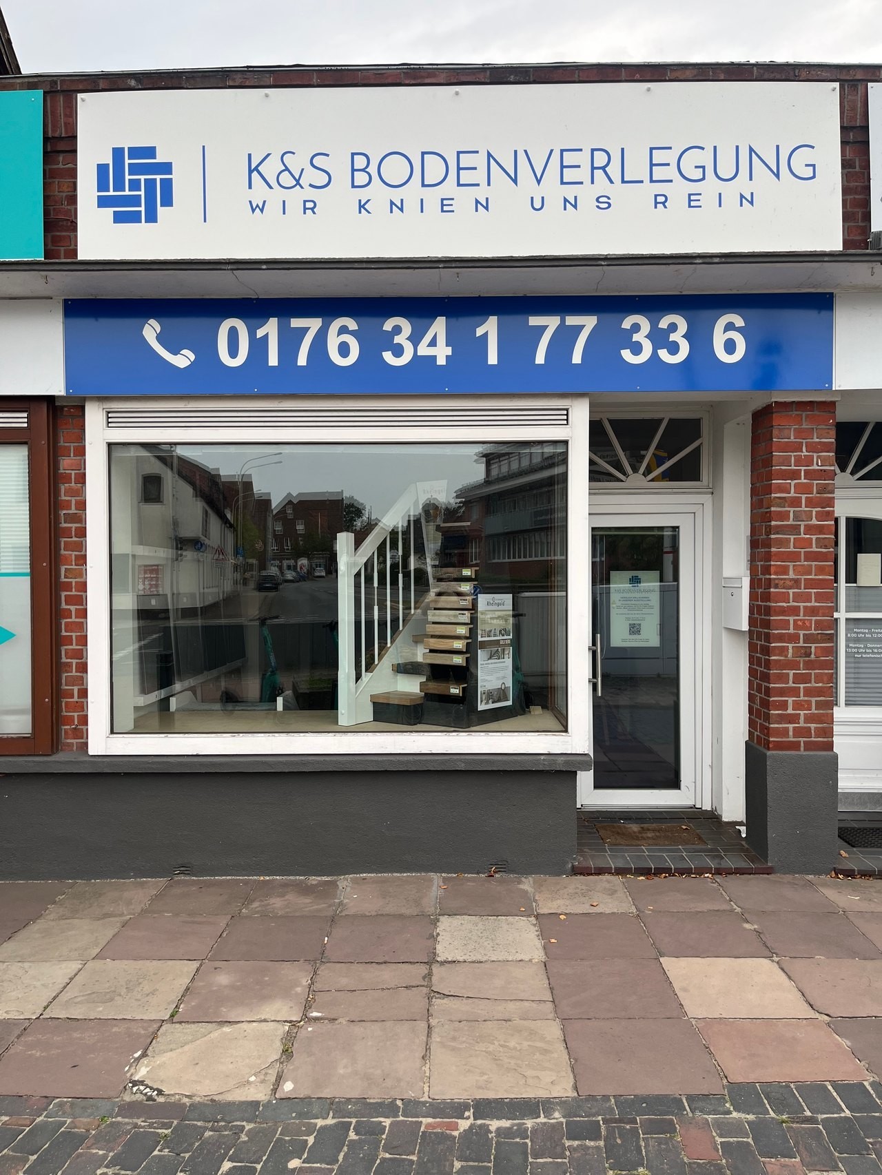 Schaufenster und Eingang des Ladenlokals von K&S Bodenverlegung in Geestland